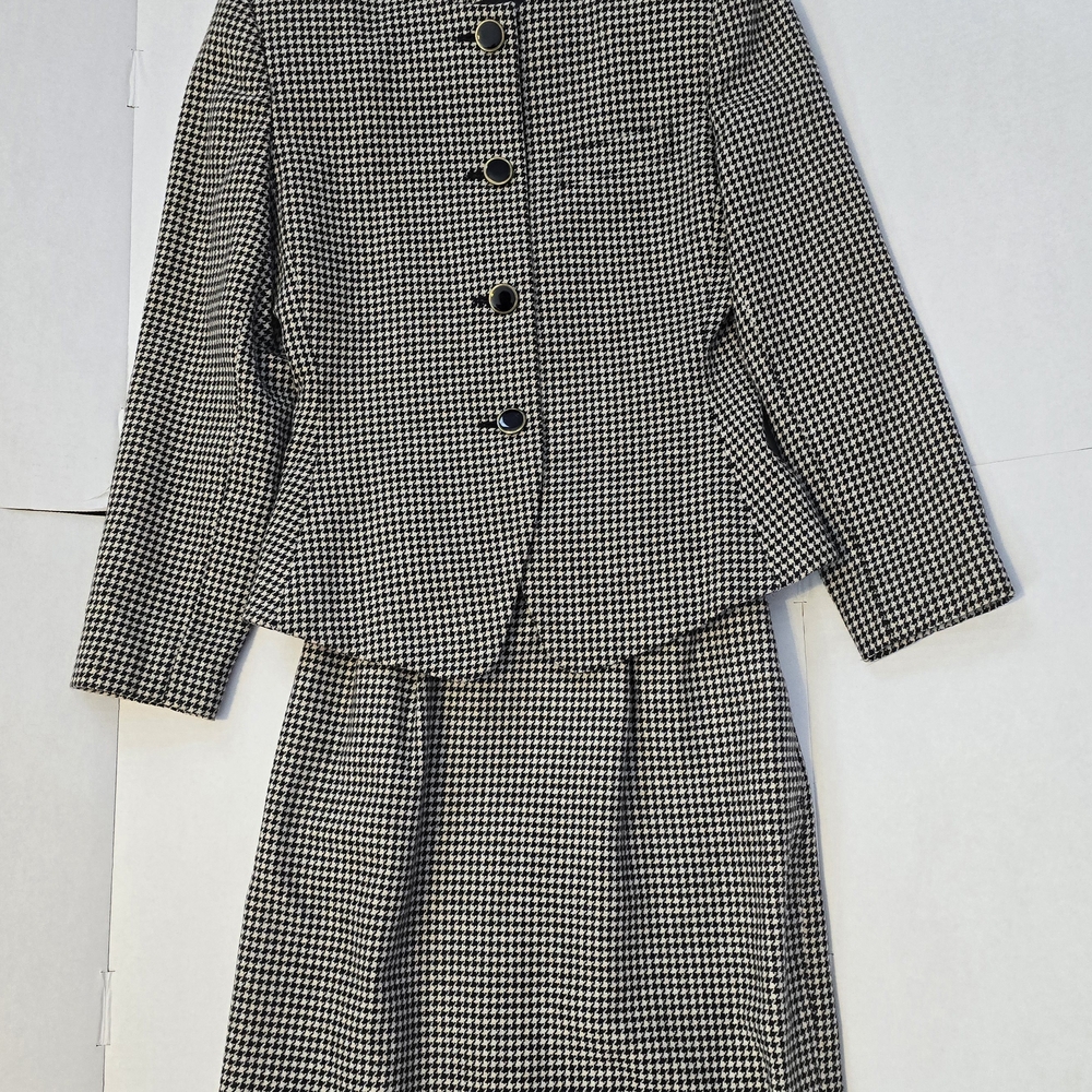 Le Suit Elegant Black and Gray Ensemble, 2 Piece Skirt Suit